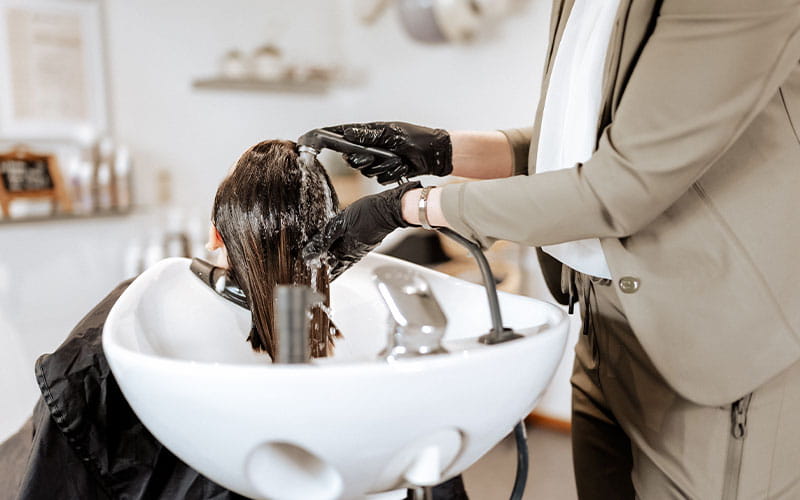 Haare waschen beim Friseur